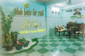 บ้านพัก, 4 ห้องนอน | 4 ห้องนอน, โต๊ะทำงาน, เตารีด/โต๊ะรีดผ้า, Wi-Fi ฟรี