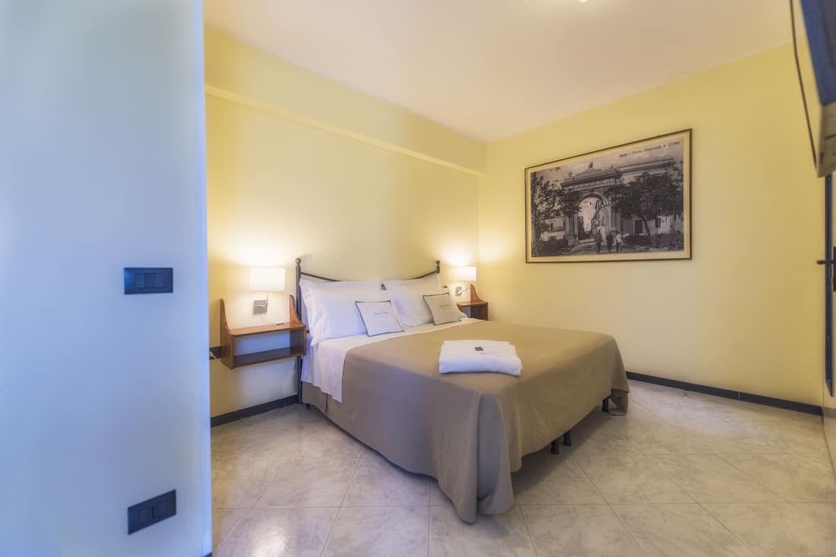 Triple Room | Blackout drapes, WiFi (free), bed sheets