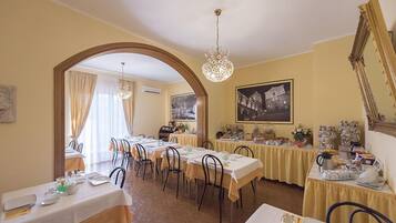 Tägliches inbegriffenes Frühstücksbuffet