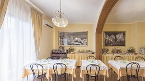 Petit déjeuner buffet compris tous les jours