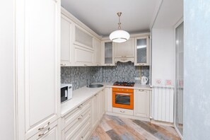 Exclusive Apartment, Multiple Beds, Non Smoking | Private kitchen | Full-size fridge, microwave, oven, stovetop - Sweet Home rent apartments (Chisinau)