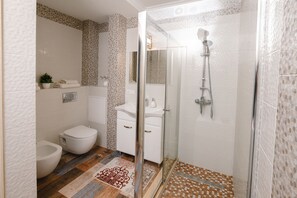 Exclusive Apartment, Berbilang Katil, Non Smoking | Bilik Mandi | Kelengkapan dandanan diri percuma, pengering rambut, jubah mandi 