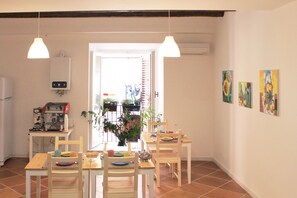 Petit déjeuner buffet (5.00 EUR par personne)