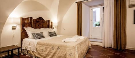 Bureau, rideaux occultants, chambres insonorisées