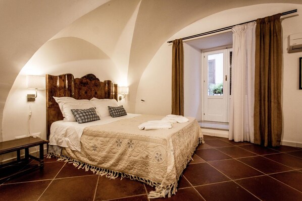 Bureau, rideaux occultants, chambres insonorisées