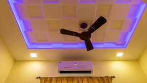 A ceiling with a fan and recessed lighting. - Hotel Tourister (Mumbai)