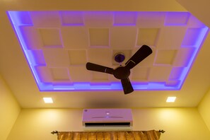 Deluxe Double or Twin Room, 1 Double Bed, Smoking | Soundproofing, iron/ironing board, free WiFi, bed sheets - Hotel Tourister (Mumbai)