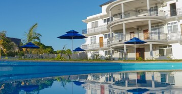 Una piscina al aire libre, tumbonas