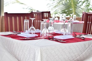 朝食、ランチ、ディナーに営業