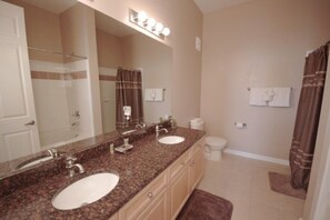 Condo familiar, cocina, en el área del jardín | Baño | Tina con regadera, regadera tipo lluvia, secadora de cabello, toallas 