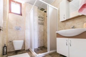 Appartement Deluxe | Salle de bain | Douche, pantoufles, serviettes fournies