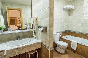 Camera con 2 letti singoli | Bagno | Vasca, set di cortesia gratuito, asciugacapelli, bidet