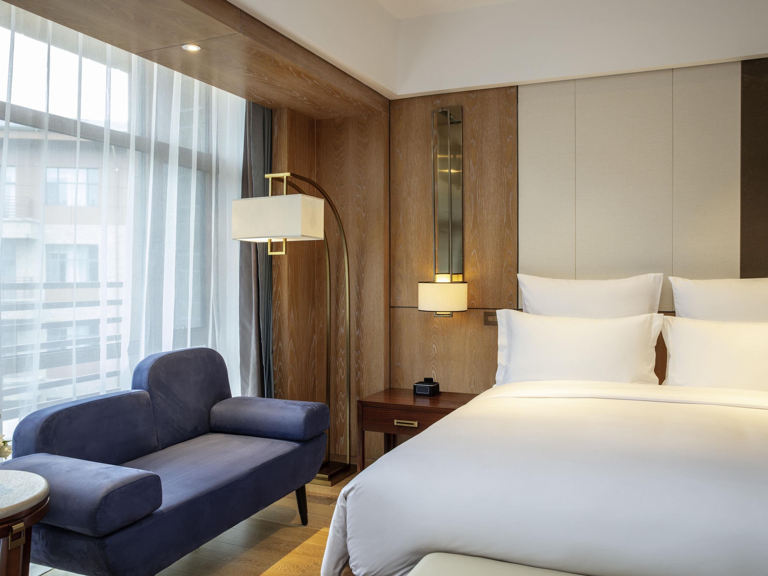 Deluxe Room, 1 King Bed, Balcony (Executive) | Premium bedding, down comforters, pillowtop beds, minibar