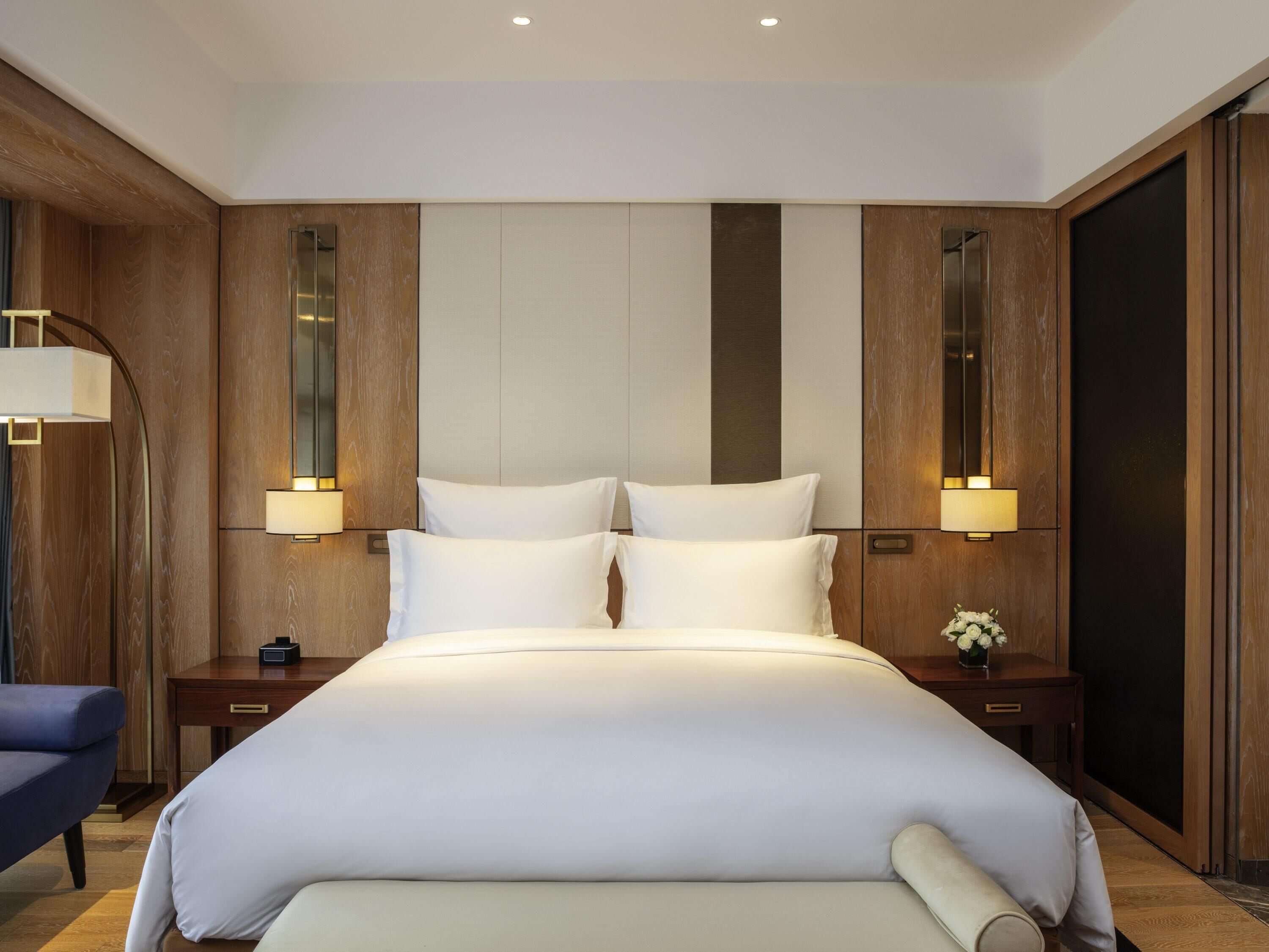 Deluxe Room, 1 King Bed, Balcony | Premium bedding, down comforters, pillowtop beds, minibar