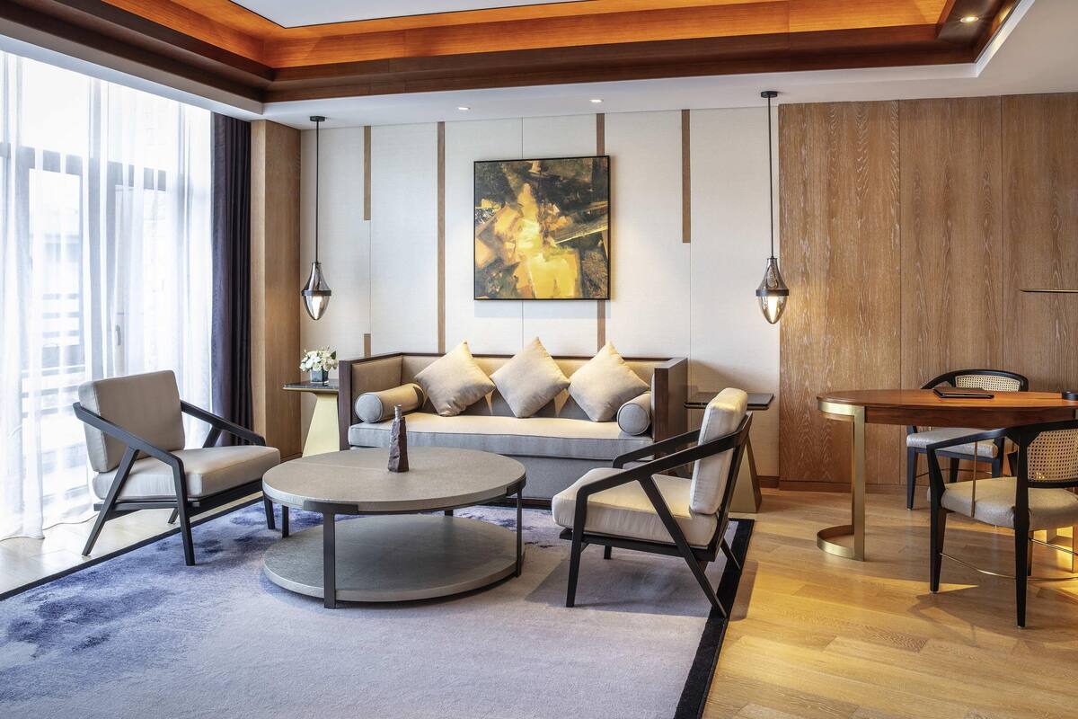 Deluxe suite, 1 kingsize bed, balkon | Luxe beddengoed, donsdekens, pillowtop-bedden, een minibar