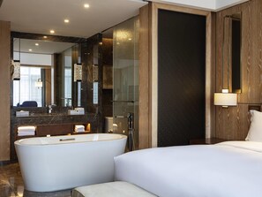Deluxe kamer, 1 kingsize bed, balkon (Executive) | Luxe beddengoed, donzen dekbedden, pillowtop-bedden, een minibar
