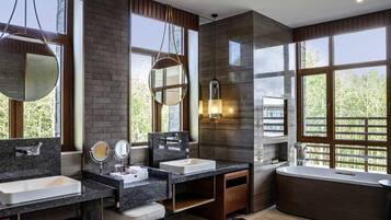 Presidentiële suite, 1 tweepersoonsbed, toegankelijk voor mindervaliden, balkon | Luxe beddengoed, donsdekens, pillowtop-bedden, een minibar