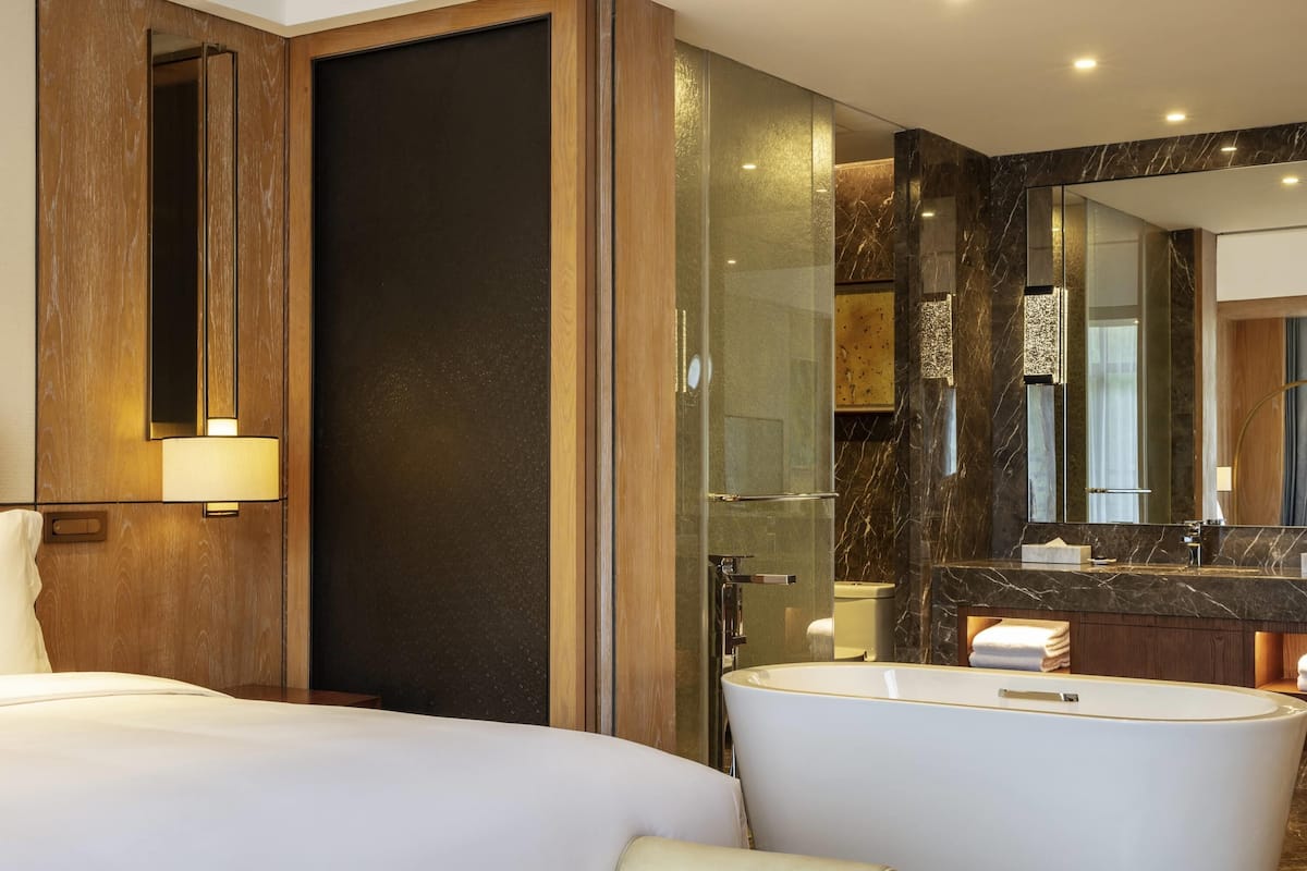 Deluxe Room, 2 Single Beds, Balcony | 1 bedroom, premium bedding, down duvets, pillow-top beds