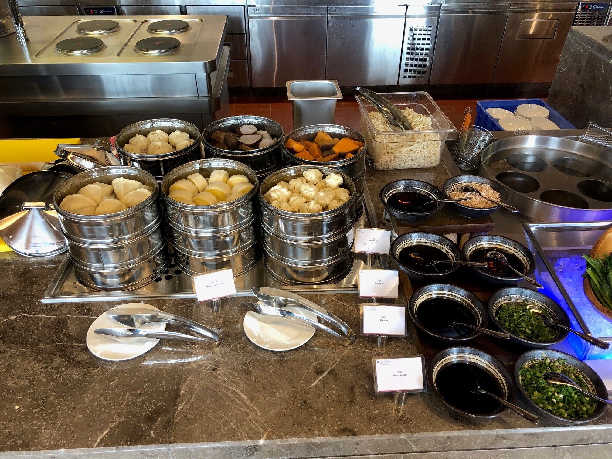 Se ofrece un desayuno bufé (148.00 CNY por persona)