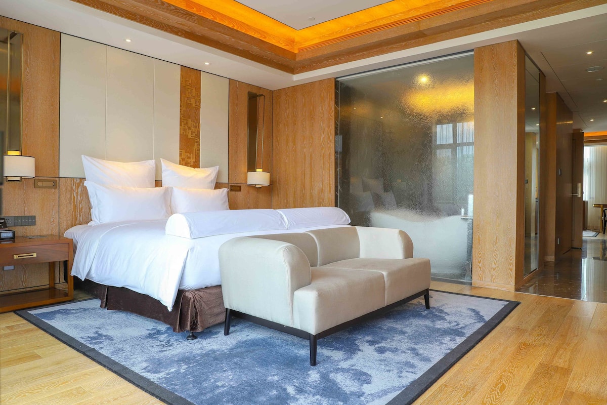 Deluxe Suite, 1 King Bed, Balcony