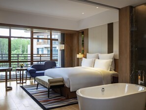 Phòng Deluxe, 1 giường cỡ king, ban công | Bộ đồ giường cao cấp, chăn bông, nệm có lớp đệm bông, minibar 