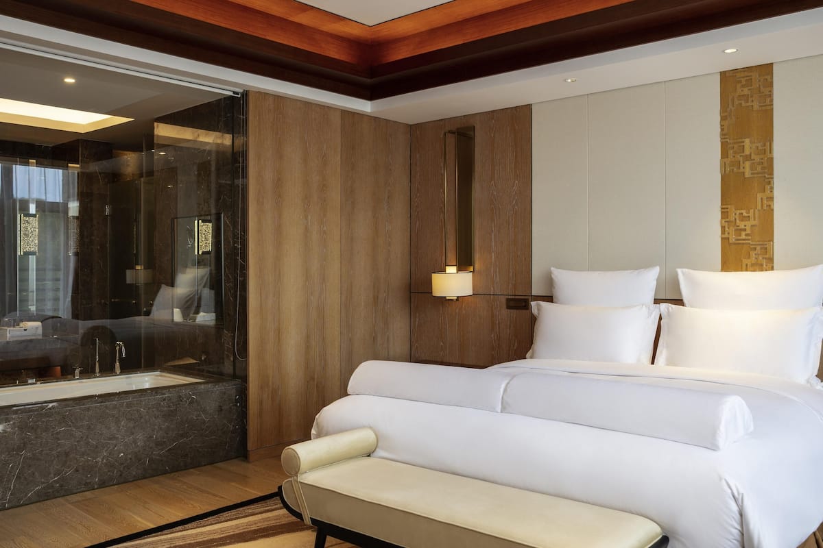 Deluxe Suite, 1 King Bed, Balcony | 1 bedroom, premium bedding, down duvets, pillow-top beds