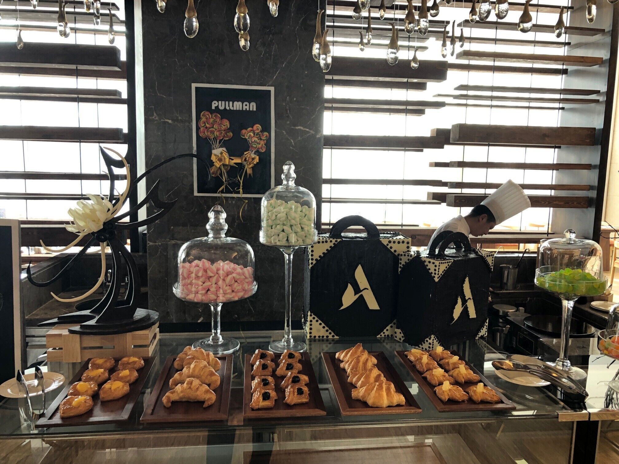 Un buffet proposant une variété de pâtisseries et de desserts présentés sur des plateaux.