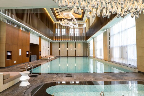 Bar en milieu de piscine