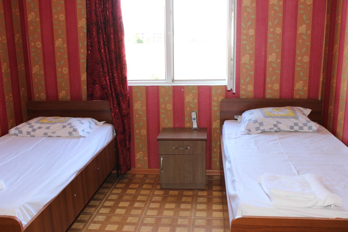 Chambre Standard double ou avec lits jumeaux | Bureau, système d’insonorisation, accès au Wi-Fi (inclus)