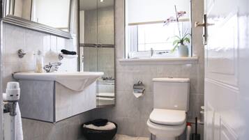 Departamento, varias camas, para no fumadores | Baño | Tina con regadera, amenidades de baño gratuitas, secadora de cabello