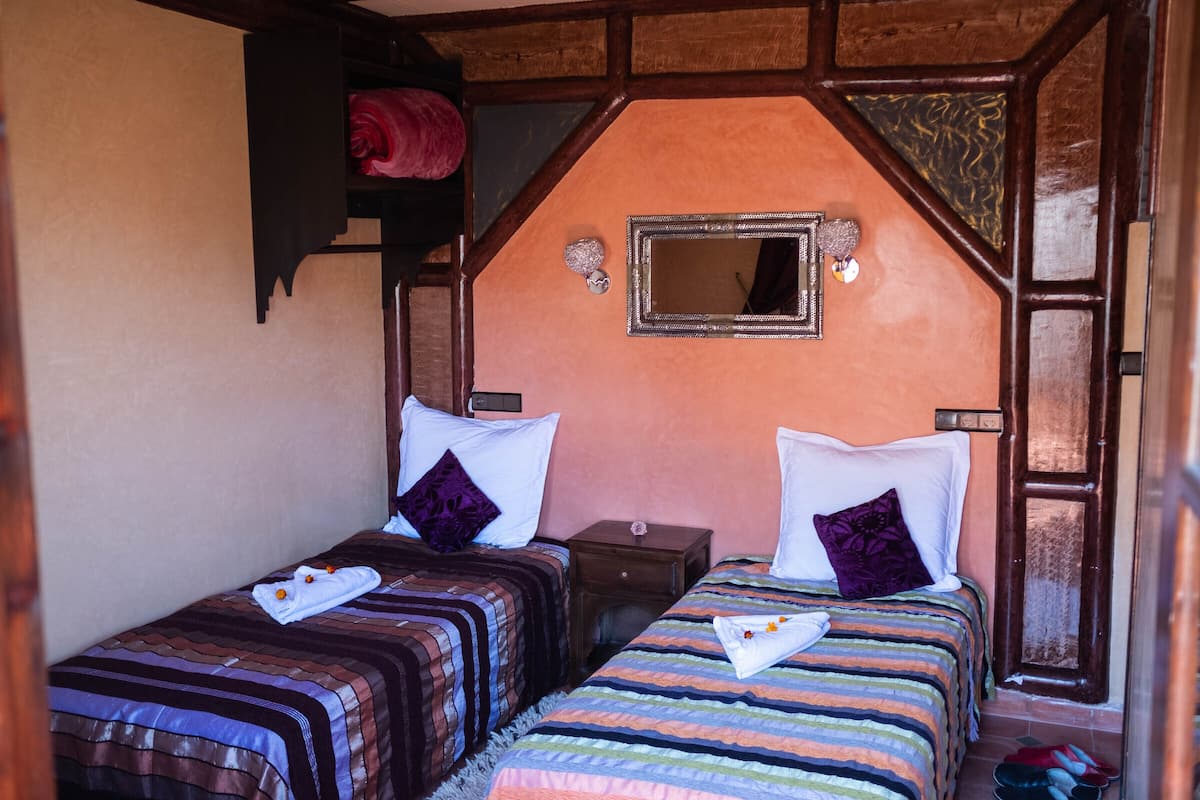 Kamar Double atau Twin Bisnis, Beberapa Tempat Tidur, Bebas Asap Rokok | Meja kerja, Wi-Fi gratis, dan seprai linen