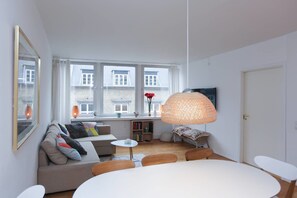 Leilighet – deluxe | Oppholdsområde | Flatskjerm-TV