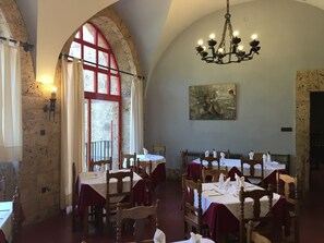 Breakfast, lunch and dinner served - Hostal Monasterio de Valvanera (Anguiano)