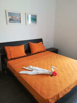 Apartamento, 2 quartos | Roupas de cama premium, cortinas blackout, ferros/tábuas de passar roupa