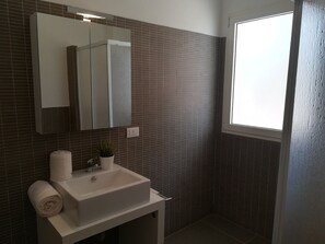 Apartamento, 2 quartos | Banheiro | Chuveiro, toalhas de banho