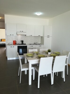 Apartamento, 2 quartos | Cozinha privada | Geladeira grande, fogão, cooktop, chaleira elétrica