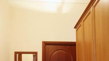 Schreibtisch, Bügeleisen/Bügelbrett, kostenlose Babybetten