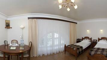 Comfort-Zweibettzimmer | Schreibtisch, Bügeleisen/Bügelbrett, kostenlose Babybetten