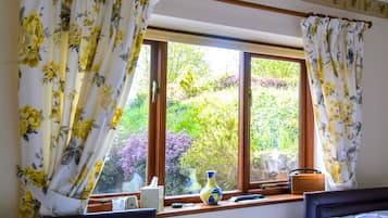 Twin Room (Private Bathroom) | Garden view