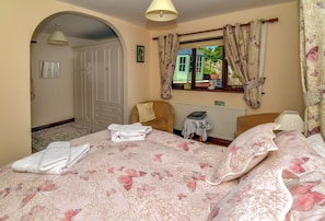 Double Room (En-suite) | Egyptian cotton sheets, premium bedding, memory foam beds - Erris Villa (Builth Wells)