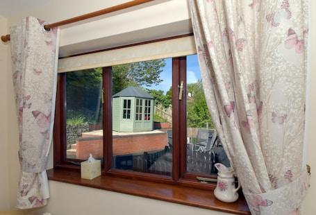 Double Room (En-suite) | Garden view