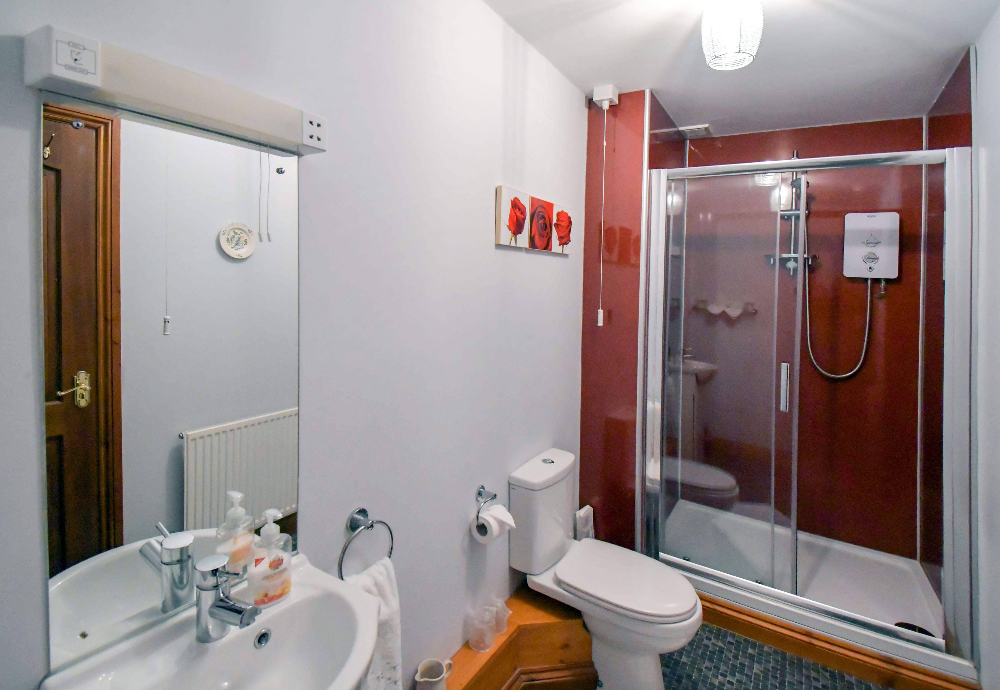 Quarto casal (Private Bathroom) | Banheiro | Produtos de toalete grátis, secador de cabelo, roupões de banho 