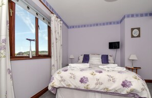 Double Room (Private Bathroom) | Egyptian cotton sheets, premium bedding, memory foam beds - Erris Villa (Builth Wells)