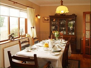 Free daily full breakfast - Erris Villa (Builth Wells)
