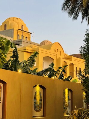 Vista frontal de la propiedad