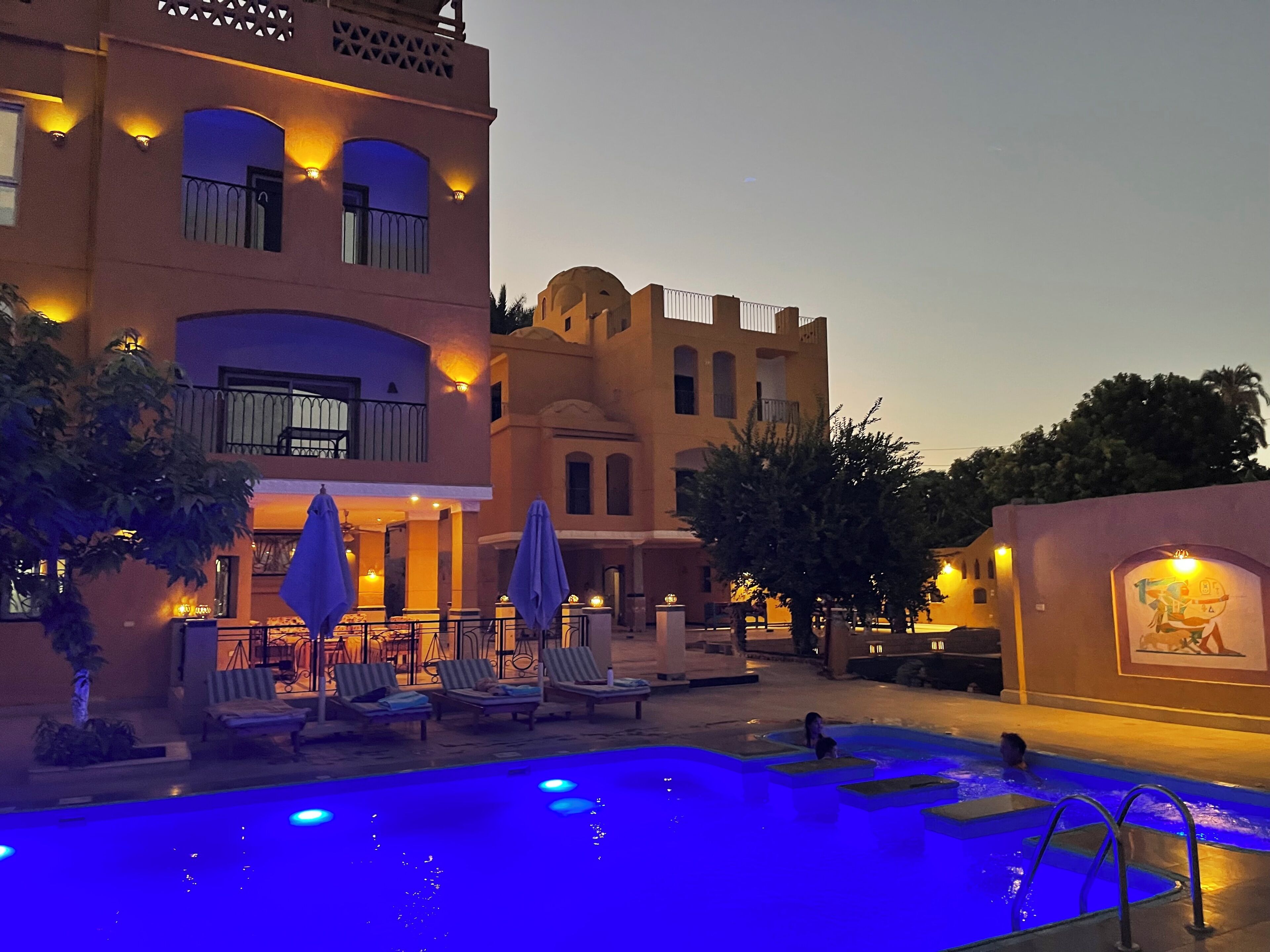 屋外プール、営業時間 6:00 ～ 18:00、プール パラソル、サンラウンジャー