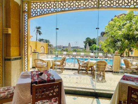 Se sirven desayunos, almuerzos y cenas; con vista a la piscina. Jewel Howard Carter Hotel