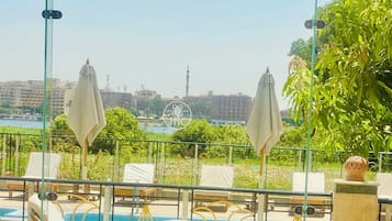 供應早餐、午餐、晚餐;池景