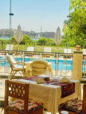 Ofereix vistes a la piscina i s'hi serveixen esmorzars, dinars i sopars 