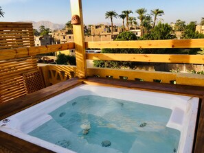 Outdoor spa tub - Jewel Howard Carter Hotel (Luxor)